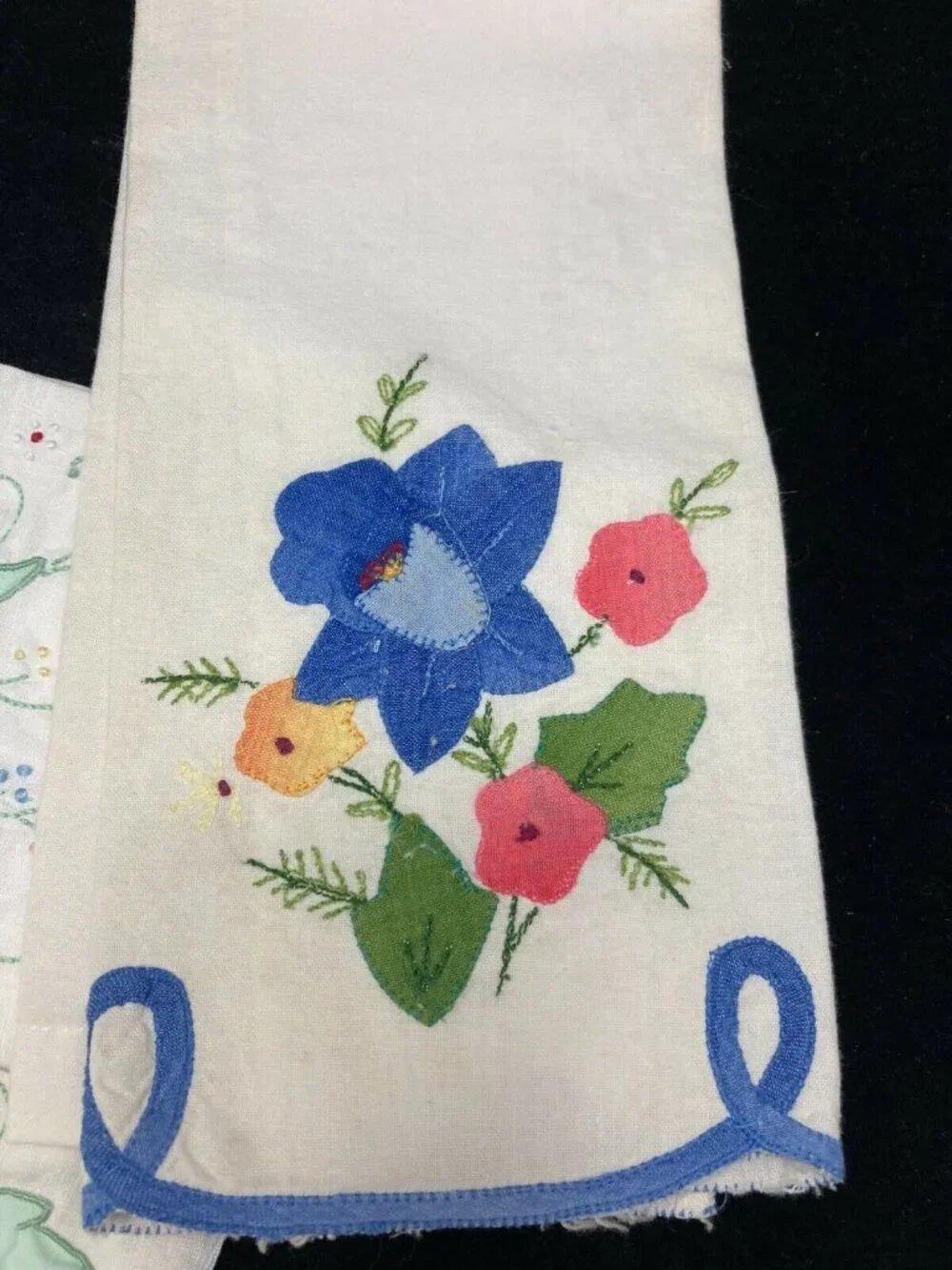 VINTAGE EMBROIDERED AND APPLIQUED NAPKINS - ASSORTED LOT OF 5